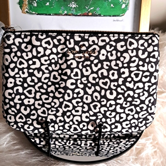 Kate Spade NWTs Chelsea Leopard Heart Medium Wristlet Pouch - Picture 1 of 11